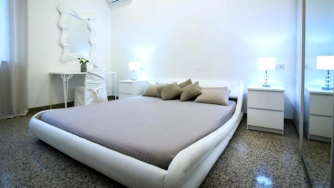 Relax Apartments Ev  カステルヌオーヴォ・デル・ガルダ
