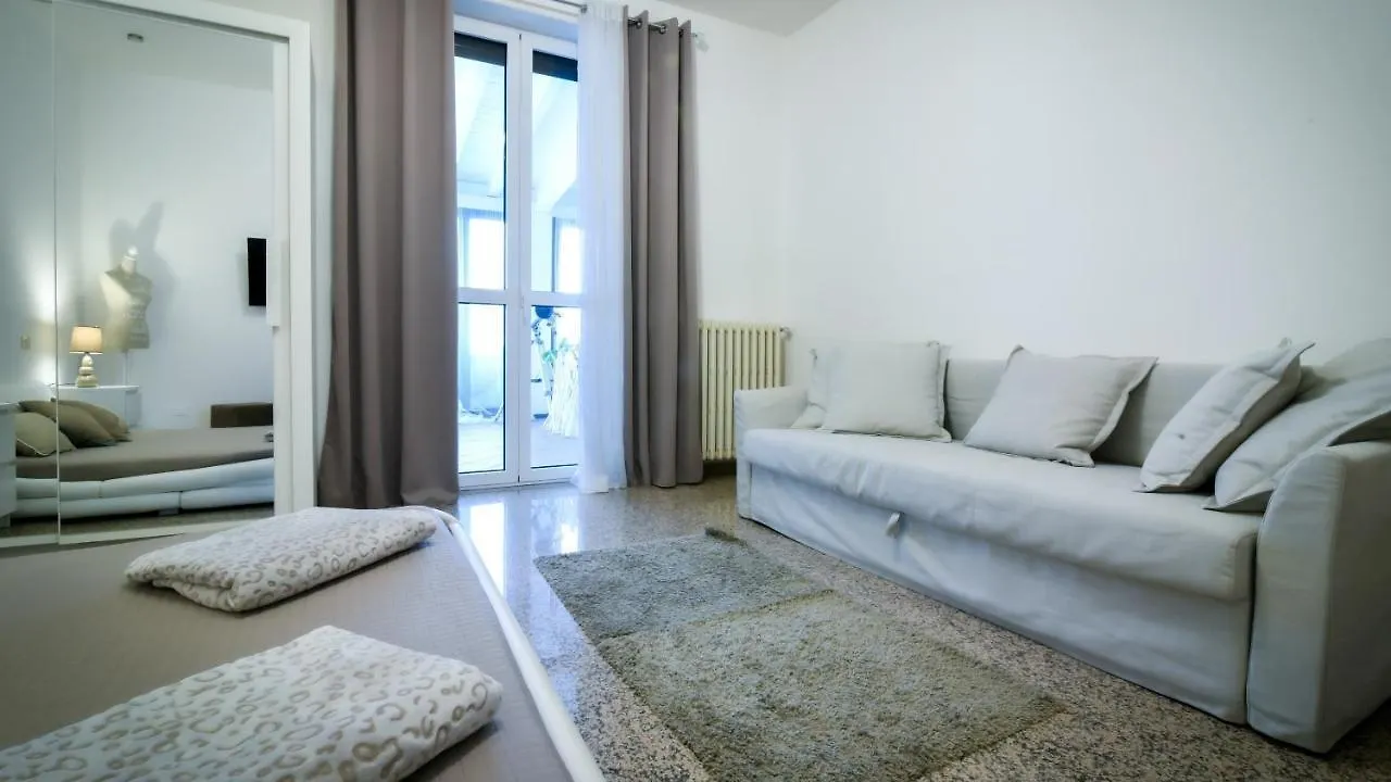 Relax Apartments Ev カステルヌオーヴォ・デル・ガルダ